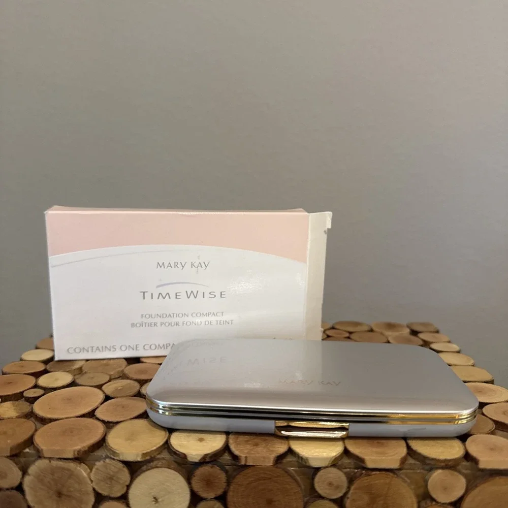 MARY KAY TIMEWISE FOUNDATION‎ COMPACT WITH MIRROR~8100~DISCONTINUED!